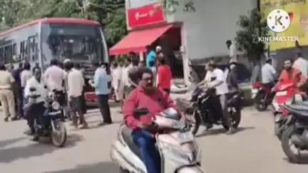 ಚಿಂತಾಮಣಿ: ಪಟ್ಟಣದ ಆರ್‌ಆರ್ ಬಾರ್ ಸಮೀಪ ಕೆಎಸ್‌ಆರ್‌ಟಿಸಿ ಬಸ್ ಕಾರಿನ ಹಿಂಭಾಗಕ್ಕೆ ಡಿಕ್ಕಿ