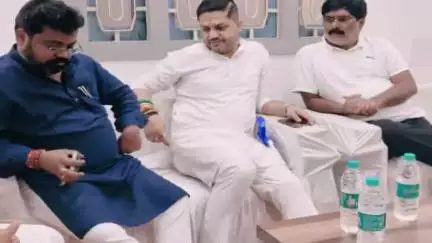 गोमिया: मुरबन्दा में विधायक कुमार जयमंगल सिंह ने शोक संतप्त परिजनों से की मुलाकात, गोमिया विधायक के छोटे भाई का हुआ निधन