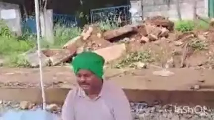 ತರೀಕೆರೆ: ಕೋಟಿ ಕೋಟಿ ಬೆಲೆ ಬಾಳುವ ಭೂಮಿಗೆ ಕವಡೆ ಕಾಸು, ಪಟ್ಟಣದಲ್ಲಿ ಶ್ರೀಗಂಧ ಬೆಳೆಗಾರನ ಏಕಾಂಗಿ ಪ್ರತಿಭಟನೆ