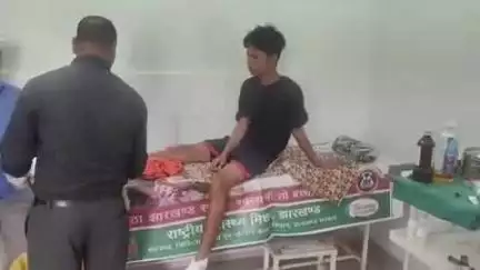 गुमला: निनई गांव निवासी एक युवक जंगली भालू के हमले में हुआ जख्मी