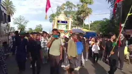 ঢেকিয়াজুলি ভাগ: পবিত্ৰ মহৰম উপলক্ষে ইছলাম ধৰ্মাৱলম্বী লোকসকলে ঢেকীয়াজুলি নগৰত উলিয়ালে বিশাল শোভাযাত্ৰা