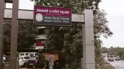 ഹൊസ്ദുർഗ്: പള്ളിക്കരയിൽ പുള്ളിമുറി ചൂതാട്ടത്തിൽ ഏർപ്പെട്ട മൂന്നംഗ സംഘത്തെ പോലീസ് പിടികൂടി