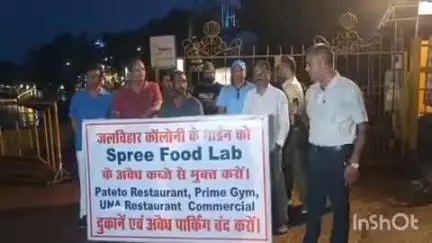 रायपुर: मशहूर तेलीबांधा तालाब में व्यवसायीकरण को लेकर स्थानीय नागरिक सहित आम जनों ने किया अनोखा विरोध