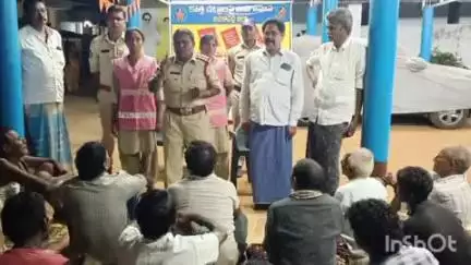 వివిధ నేరాలు, సైబర్‌ మోసాలపై యరకన్న పాలెంలో ప్రజలకు అవగాహన సదస్సు నిర్వహించిన పోలీసులు