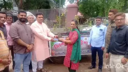 જૂનાગઢ: શહેરમાં ગિરનારી ગ્રુપ દ્વારા આજે શહીદ પાર્ક ખાતે નિશુલ્ક રોપા વિતરણ કરાયા, શહેર ભાજપ પ્રમુખ રહ્યા હાજર