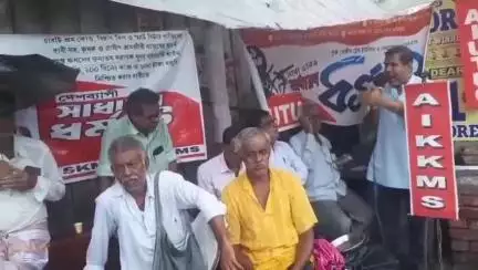 মথুরাপুর ২: 9 জুলাই সারা ভারত সাধারণ ধর্মঘটের সমর্থনে রায়দিঘি বাজারে পথসভা করল শ্রমিক ও ক্ষেতমজুর সংগঠন