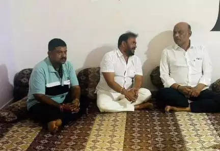 રાજુલા: અમરેલીના સાંસદના પિતાનું નિધન થતા તેમના પરિવારને શાંતવના પાઠવતા રાજુલાના ધારાસભ્ય શ્રી સોલંકી