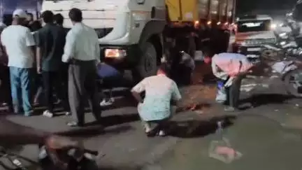 सिमडेगा: महावीर चौक के पास तेज रफ्तार ट्रक की टक्कर से मवेशी घायल