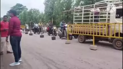 राजनांदगांव: चिखली ओवरब्रिज पर राजनादगांव पुलिस विभाग की पहल से लगाई गई सुरक्षा रेलिंग