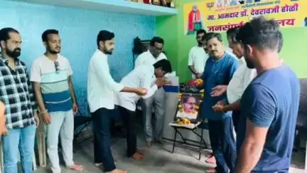 चामोर्शी: जनसंपर्क कार्यालयात जनसंघाचे संस्थापक डॉ. श्यामाप्रसाद मुखर्जी यांच्या जयंतीदिनी माजी आमदार होळी यांनी केले अभिवादन