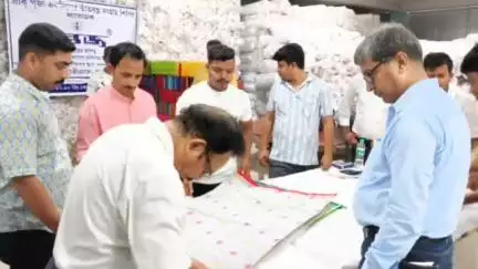 কালনা ১: ধাত্রীগ্রামে একদিনের শিবির করে তাঁতিদের থেকে প্রায় 17 লাখ টাকার শাড়ি কিনল 'তন্তুজ'