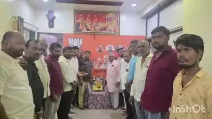 अकोट: आमदार प्रकाश भारसाकळे यांच्या जनसंपर्क कार्यालयामध्ये डॉ. श्यामाप्रसाद मुखर्जी यांची जयंती साजरी