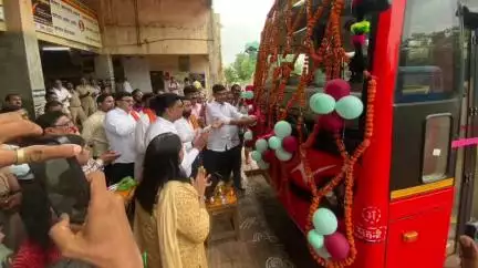पवनी: पवनी आगाराला मिळाल्या ५ नवीन 'लालपरी' बस, आमदार नरेंद्र भोंडेकर यांच्या हस्ते लोकार्पण