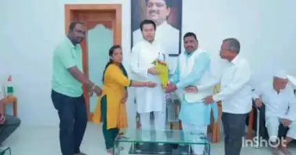 लातूर: बाभळगाव निवासस्थानी माजी मंत्री आमदार अमित देशमुख यांनी नागरिकांच्या घेतल्या भेटी; नागरिकांच्या समस्याचे केले निराकरण