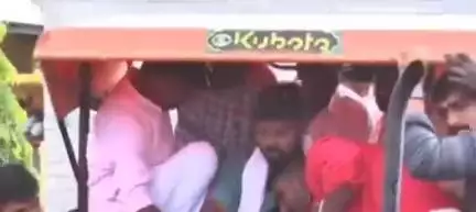 ಚಿಕ್ಕಬಳ್ಳಾಪುರ: ಇಟ್ಟಪನಹಳ್ಳಿಯಲ್ಲಿ ಟ್ರ್ಯಾಕ್ಟರ್ ಚಲಾಯಿಸಿ ರಸ್ತೆ ಉದ್ಘಾಟಿಸಿದ ಶಾಸಕ ಪ್ರದೀಪ್ ಈಶ್ವರ್