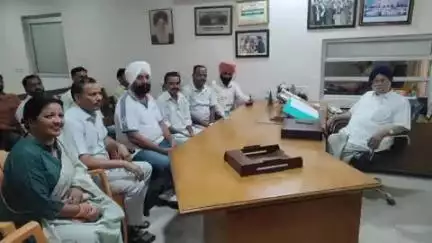 काशीपुर: भाजपा कार्यकर्ताओं ने रामनगर रोड स्थित विधायक कार्यालय पर पूर्व विधायक चीमा से की मुलाकात