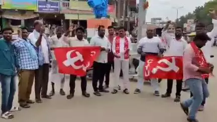 నారాయణ్​ఖేడ్: కార్మికుల పని గంటల పెంపు నిర్ణయాన్ని కేంద్ర ప్రభుత్వం ఉపసంహరించుకోవాలి: పట్టణంలో జిల్లా సీఐటీయూ కార్యదర్శి సాయిలు