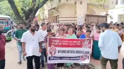 মোহনপুর: যুব সম্প্রদায়কে নেশা থেকে দূরে রাখতে বনমালীপুরে পোস্টারিংয়ের মাধ্যমে সচেতনতা কর্মসূচি করল যুবকরা