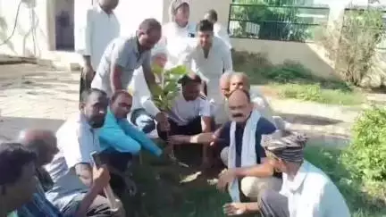 आज़मगढ़: जनपद के सफाई कर्मियों ने अपने 16वें स्थापना दिवस पर वृक्षारोपण अभियान को दी तेज गति और किया सम्मानित