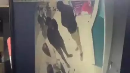 गढ़ाकोटा: एटीएम बदलकर ₹5.97 लाख की ठगी, एटीएम बदलते कैमरे में कैद हुए दो युवक
