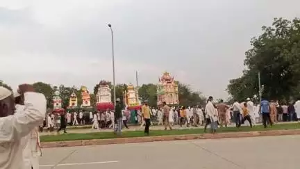गा्म तुलसी मे चल रहा ताजीया का महात्व सव तेवहार मनाया जा रहा है और वहां पर हर एक आदमी को खिचड़ी और कई प्रकार के शरबतदीया