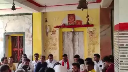 बड़ागांव धसान: अजनौर गांव को नशा मुक्त बनाने के लिए बैठक आयोजित, शराब बनाने वाले की सूचना देने पर मिलेंगे ₹1100