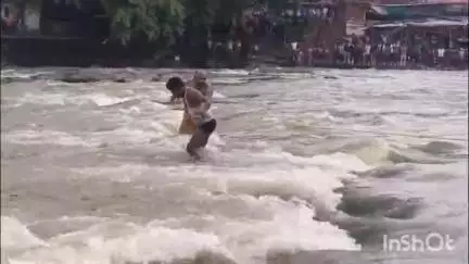 पतरातू: रजरप्पा: भैरवी नदी में डूबते व्यक्ति को स्थानीय पंडों और दुकानदारों ने बचाया
