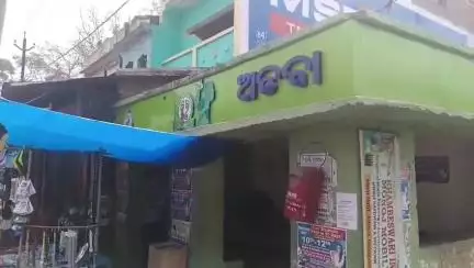 ପାରଳାଖେମୁଣ୍ଡି: ଗାଁକୁ ନାହିଁ ପକ୍କା ସଡ଼କ, କାଦୁଅ ପଚପଚ ରାସ୍ତା ହିଁ ଏକ ସାହା ଭରଷା