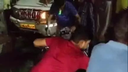 রামপুরহাট ১: রামপুরহাট থানার বিনোদপুর মোড়ে আম বোঝায় একটি পণ্যবাহী গাড়ির পেছনের চাকার টায়ার বাস্ট হয়ে অল্পের জন্য রক্ষা পেল ৩ জন