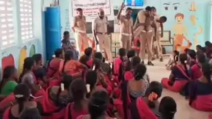 திருச்சுழி: கல்லூரணியில் குழந்தைகள் வளர்ச்சி திட்ட அலுவலகத்தில் அங்கன்வாடி பணியாளர்களுக்கு பேரிடர் மீட்பு ஒத்திகை பயிற்சி வழங்கப்பட்டது