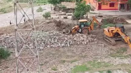 ज़मानिया: गाजीपुर ताड़ीघाट गंगा पुल की सुरक्षा को लेकर युद्धस्तर पर शुरू हुआ रिवर ट्रेनिंग और बोल्डर पिंचिंग का कार्य