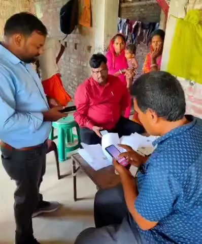 धमदाहा: धमदाहा के सीओ ने विशेष मतदाता पुनरीक्षण कार्यक्रम का किया निरीक्षण