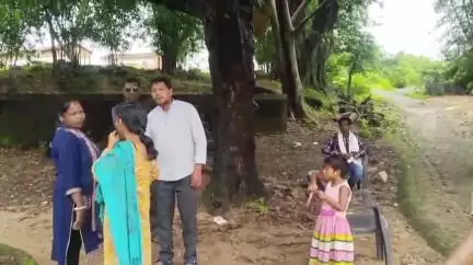 गुमला: वृंदा पंचायत की मुखिया ने मानसिक रूप से विक्षिप्त महिला व उसकी बेटी को परिजनों को सौंपा