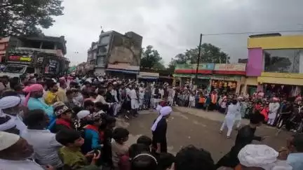 कुनकुरी: कुनकुरी में मुहर्रम ताजिया का शांतिपूर्ण आयोजन, बस स्टैंड में तलवारबाज़ी रही आकर्षण का केंद्र
