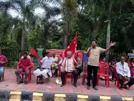 ଭଦ୍ରକ ଗ୍ରାମାଞ୍ଚଳ: ଚାନ୍ଦବାଲିରେମୋଦିସରକାରର ଶ୍ରମିକବିରୋଧୀନିତିକୁବିରୋଧକରି୯ତାରିଖରେ ସର୍ବଭାରତୀୟଧର୍ମଘଟକୁସଫଳକରିବାପାଇଁ ସିପିଆଇଏମରପଥପ୍ରାନ୍ତସଭାଅନୁଷ୍ଠିତ।
