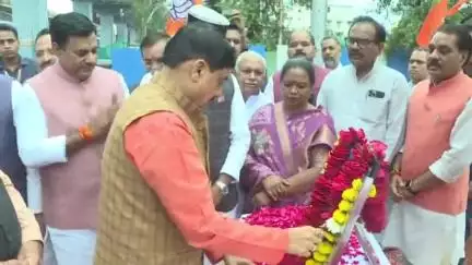 हुज़ूर: भोपाल: मुख्यमंत्री मोहन यादव ने अरेरा कॉलोनी में पंडित श्यामा प्रसाद मुखर्जी की प्रतिमा पर किया माल्यार्पण