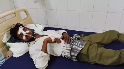 पडरौना: बढ़वलिया में जहरीली शराब कांड: दोस्तों पर शराब में ज़हर मिलाकर पिलाने का आरोप, युवक अस्पताल में भर्ती
