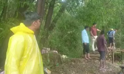 ಸೂಪಾ: ಸುಳಗೇರಿ ಗ್ರಾಮಕ್ಕೆ ಕೆ.ಪಿ.ಸಿ ಕದ್ರಾ ಮತ್ತು ಉಳವಿ ಗ್ರಾಮ ಪಂಚಾಯತ್ ವತಿಯಿಂದ ತಾತ್ಕಾಲಿಕ  ಕಾಲು ಸಂಕ ನಿರ್ಮಾಣ