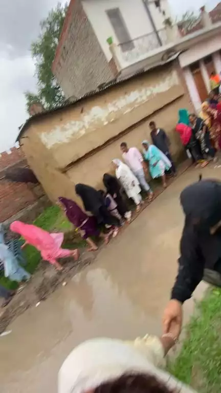 ग्राम खरुसा में प्रधान की लापरवाही से नाली का पानी रोड भरा हुआ हा कोई निकालने की जहाँ नहीं है निकालने बालों को बहुत दिक़्क़त हो रही है