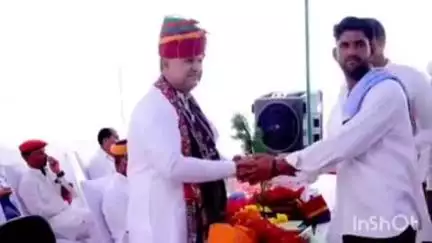 लोहावट: लोहावट विधानसभा क्षेत्र से पूर्व विधायक किशनाराम विश्नोई के जन्मदिन पर सदरी में विशाल रक्तदान शिविर का आयोजन हुआ