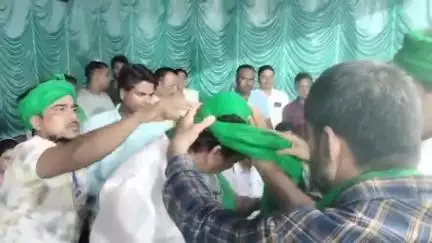 जामताड़ा: इंदिरा चौक पर मोहर्रम कमिटी ने मंत्री सहित पुलिस पदाधिकारी को पगड़ी पहनाकर किया सम्मानित