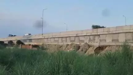रायबरेली: लखनऊ-प्रयागराज हाईवे की बदहाल हालत, छह महीने में धंसी सर्विस लेन, लाइटें भी बंद
