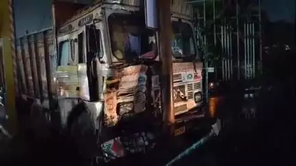 आदित्यपुर गम्हरिया: आदित्यपुर टोल ब्रिज के पास अनियंत्रित ट्रक ने चार वाहनों को टक्कर मारी, बिजली का खंभा टूटा