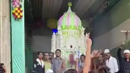 કડી: કડી શહેરમાં મહોરમ પર્વ નિમિત્તે સિંધી વાળા માંથી કલાત્મક તાજીયાનું કડક ચુસ્ત પોલીસ બંદોબસ્ત ભવ્ય જુલુસ નીકળ્યું