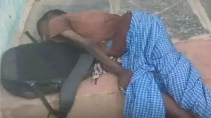 మైదుకూరు: పోలీసులకు చిక్కని మిస్టరీ – వెలుగు కార్యాలయం వద్ద మృతదేహం