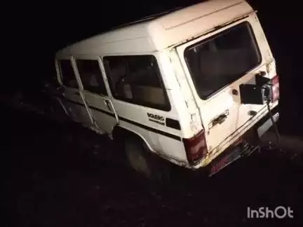 नाशिक: मुंबई आग्रा महामार्गावर वाशाळा फाट्याजवळ मॅक्स गाडीला अपघात सुदैवाने जीवित हानी झाली नाही