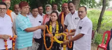 मड़ियाहू: बर्राह में पर्यवेक्षण अधिकारी बनने पर बेटी का माला-फूल और बैंडबाजे से स्वागत किया गया