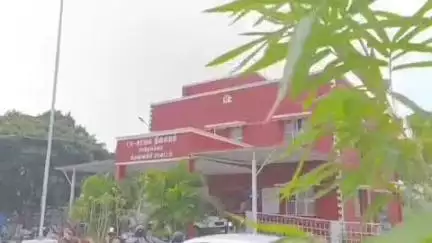 ஊத்தங்கரை: காமராஜர் நகர் பகுதியில் குடும்ப பிரச்சனை காரணமாக நபர் பெட்ரோல் ஊற்றி தற்கொலை முயற்சி