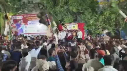 नगर: मोहरम निमित्ताने जुन्या महानगरपालिकका येथे छोटे इमाम यांच्या सवारी वर आयुक्त यशवंत डांगे यांनी केली सादर अर्पण
