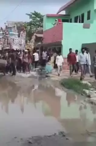 फतेेहपुर: कीचड़ में श्रद्धा की राह: करौता में ताजिया जुलूस बना प्रशासनिक उदासीनता का गवाह